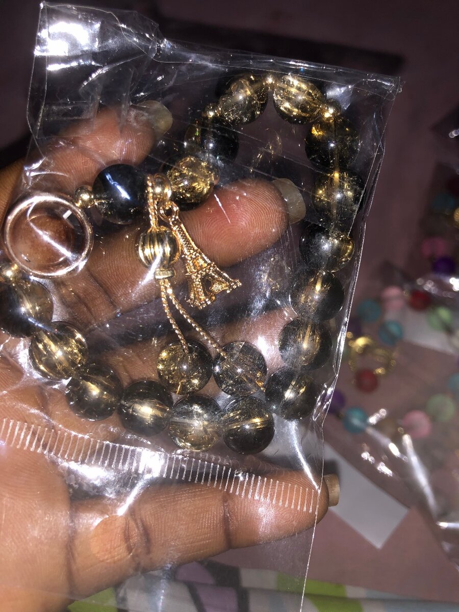 Trois Bracelets avec breloques