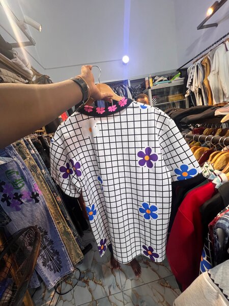 Chemise blanche à fleurs