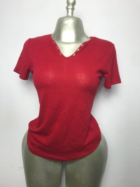 T-shirt rouge sertie
