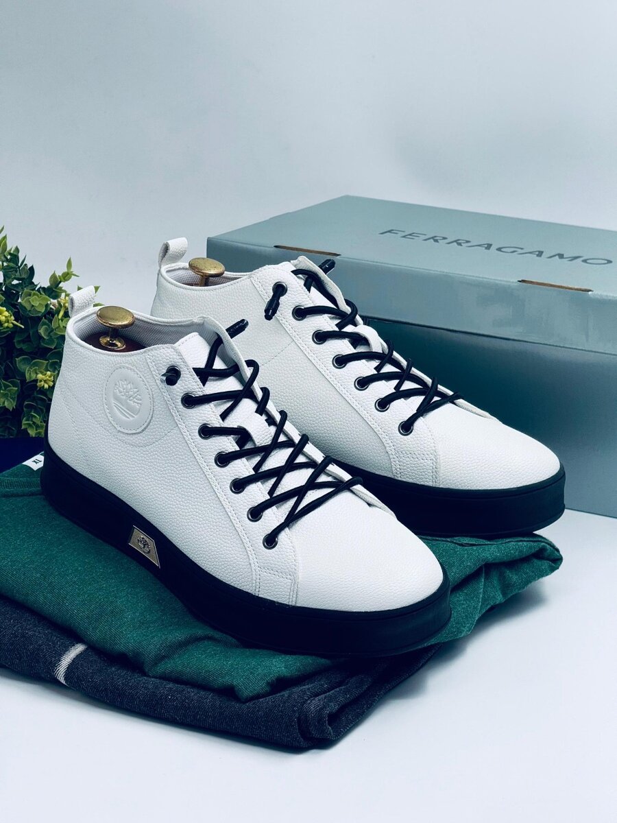 TIMBERLAND WHITE AND BLACK