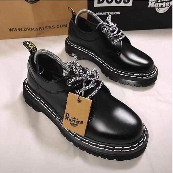 Chaussures en cuir noir tendance