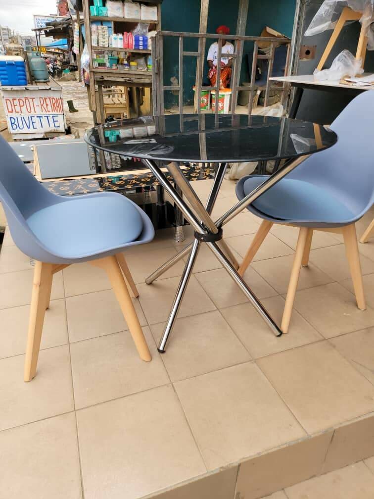 Chaises scandinaves avec table