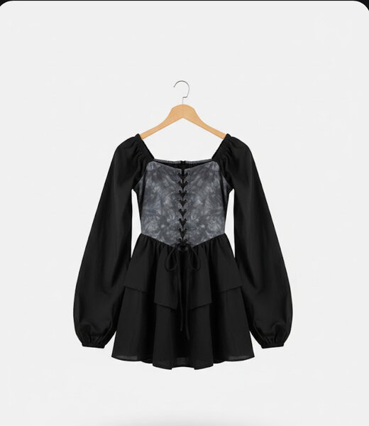 Robe noire à corsage lacé