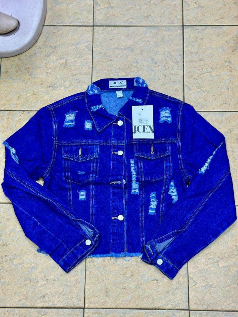 Veste en jean déchirée chic