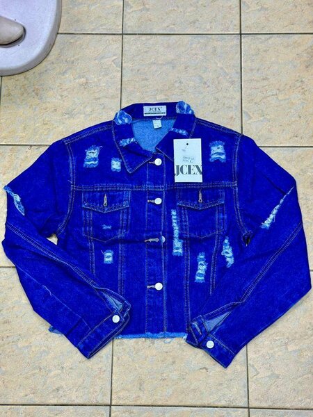 Veste en jean déchirée chic