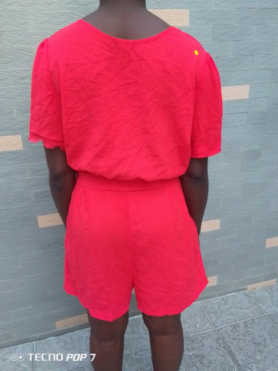 Combinaison rouge élégante