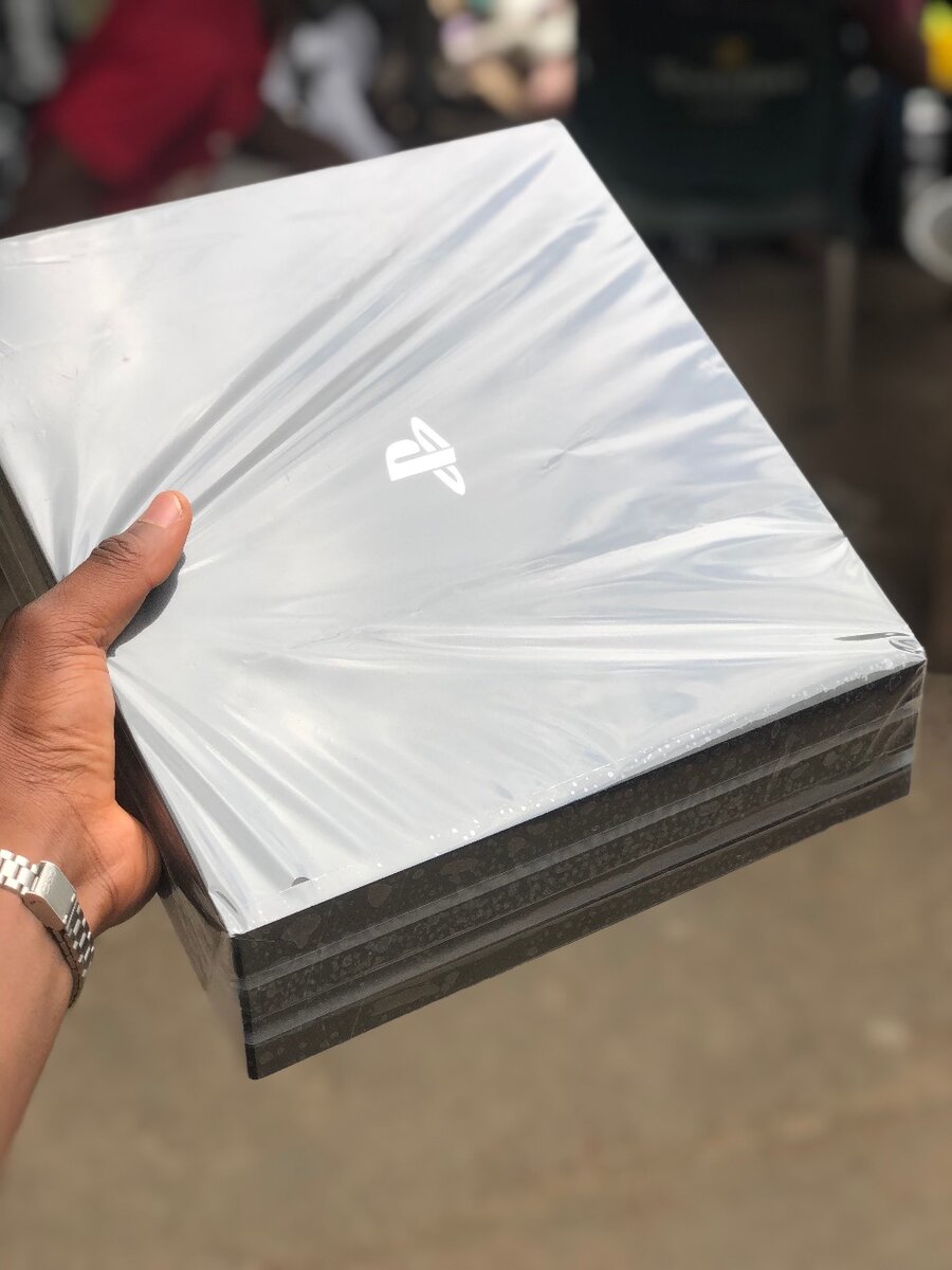 PS4 pro Craquée + 1 Manette + 20 Jeux en promo