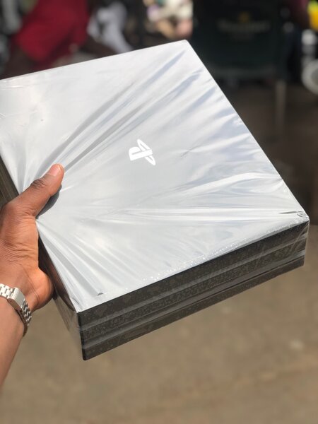 PS4 pro Craquée + 1 Manette + 20 Jeux en promo