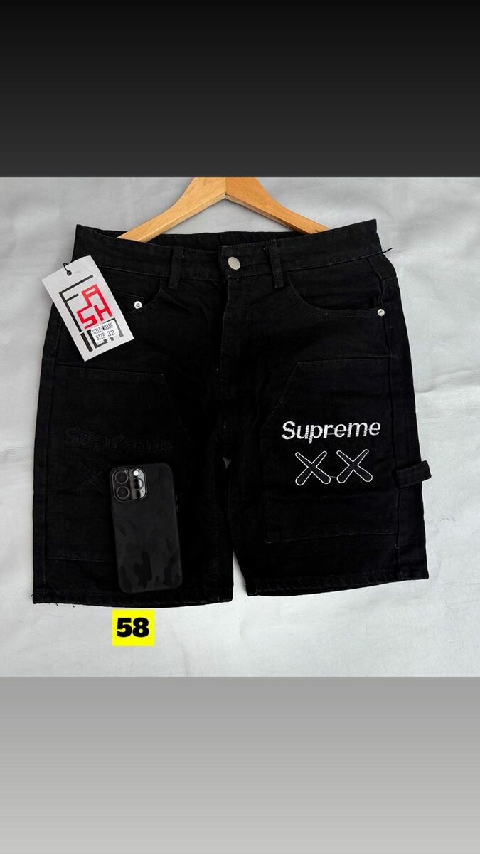 Shorts en denim noir graphique