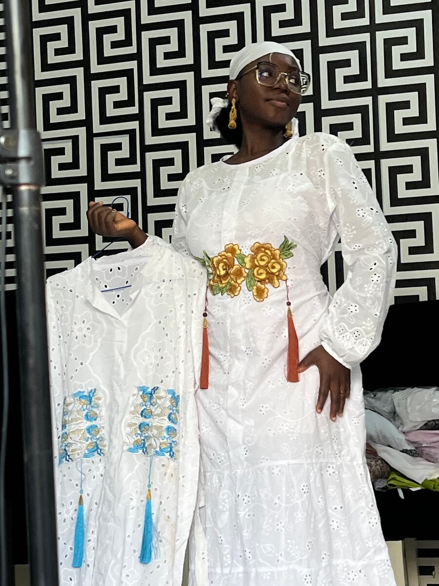 Robe Blanche Brodée Élégante