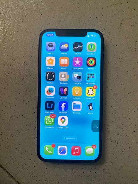 iPhone 12 et Chargeur MagSafe