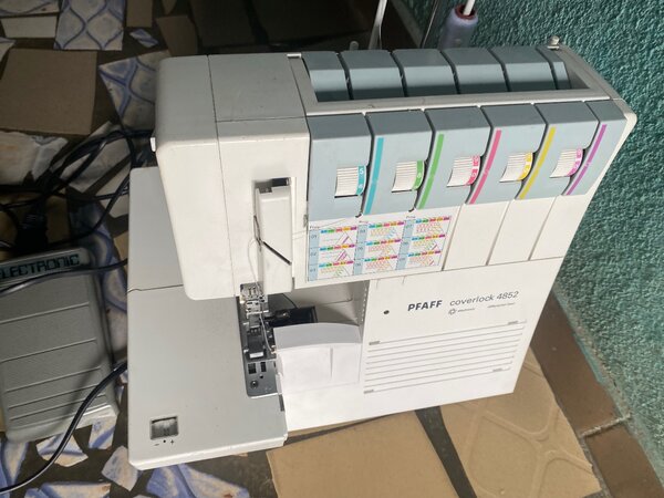 Surjeteuse PFAFF Coverlock 4852