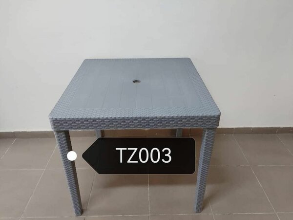 Table de jardin en résine