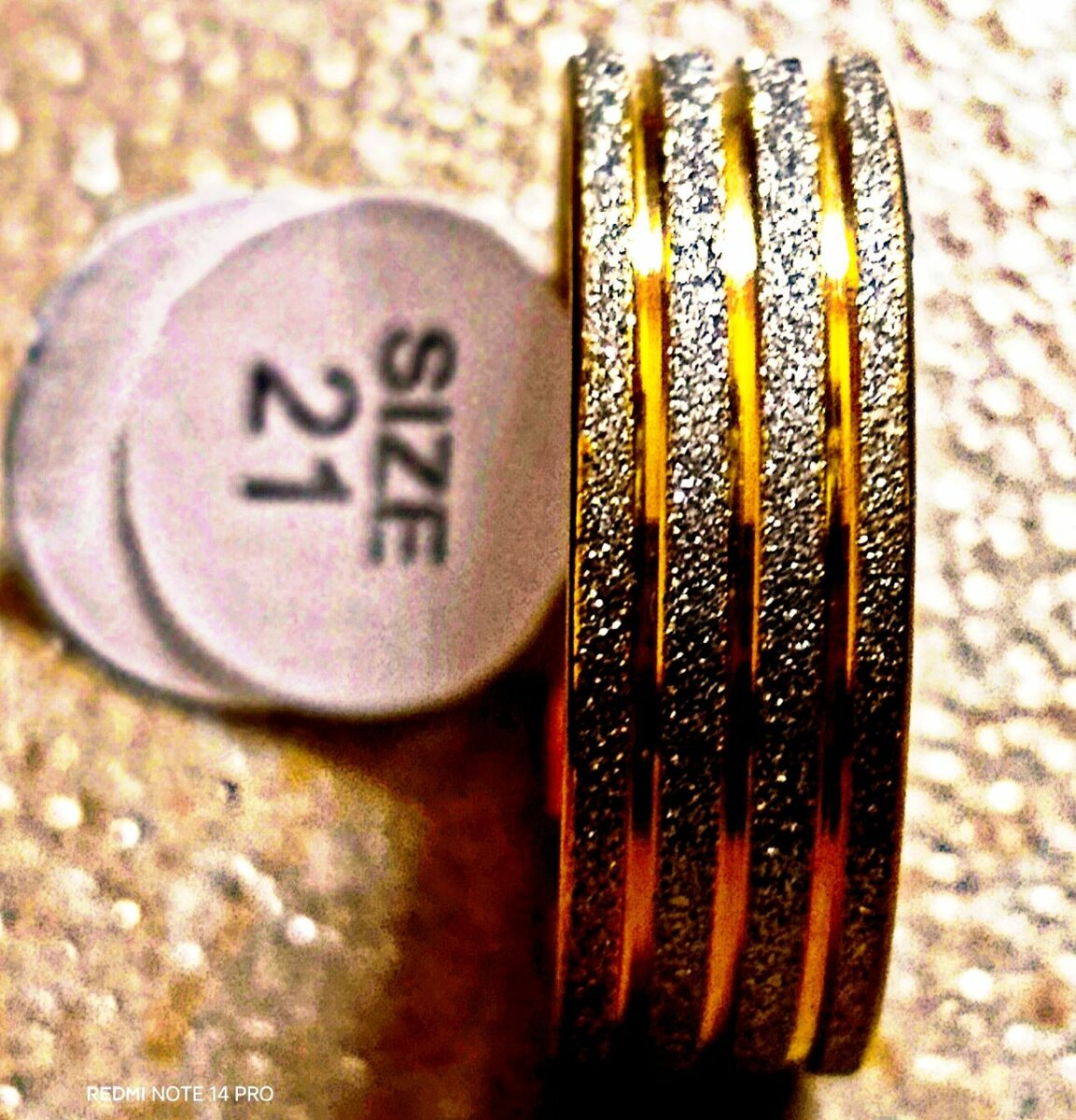 Bague en or élégante striée