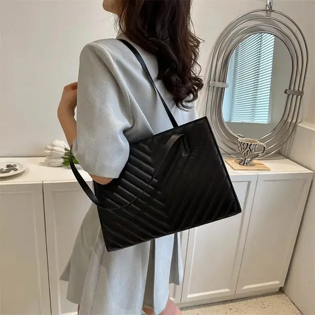 Sac à main en cuir noir élégant