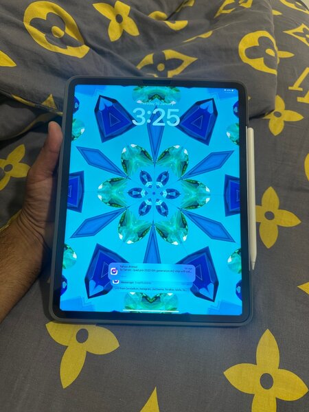 iPad Pro 6th generation 12.9 inch Wi-Fi and cellular 256gb