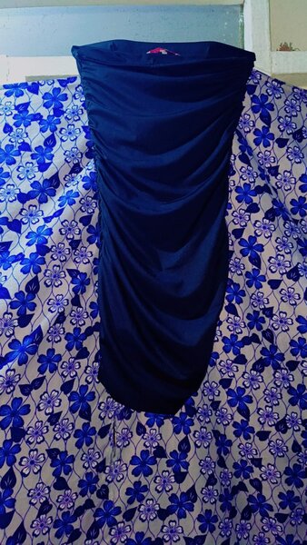 Robe élégante plissée noire