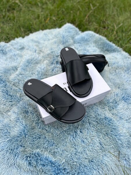 Sandales en cuir noir élégantes