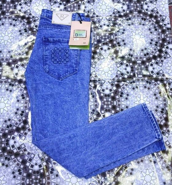 Jeans ajustés bleus classiques