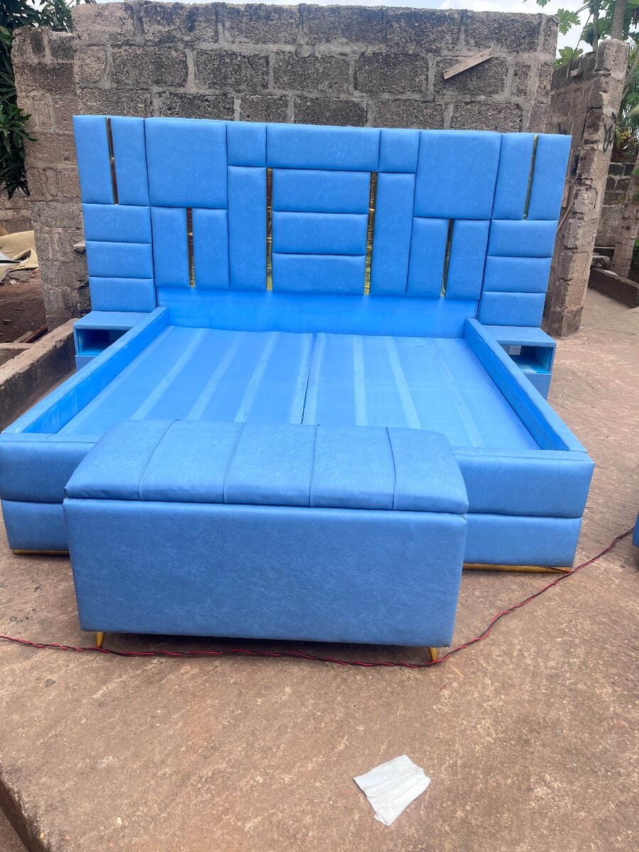 Queen with side and ottoman