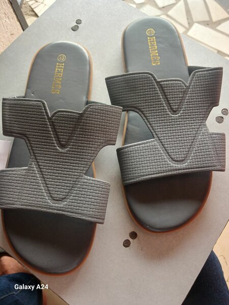 Tongs en cuir élégantes