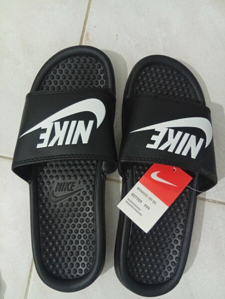 Claquettes confort Nike noires