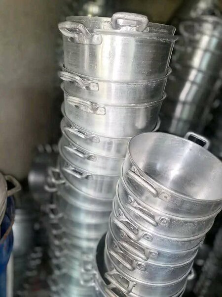 Casseroles en aluminium empilables