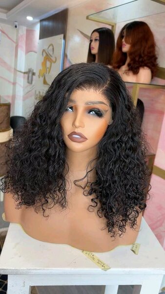 Perruque bouclée naturelle