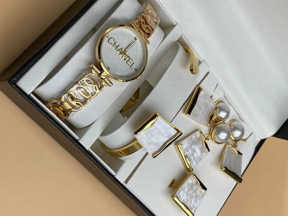 Ensemble montre et bijoux dorés