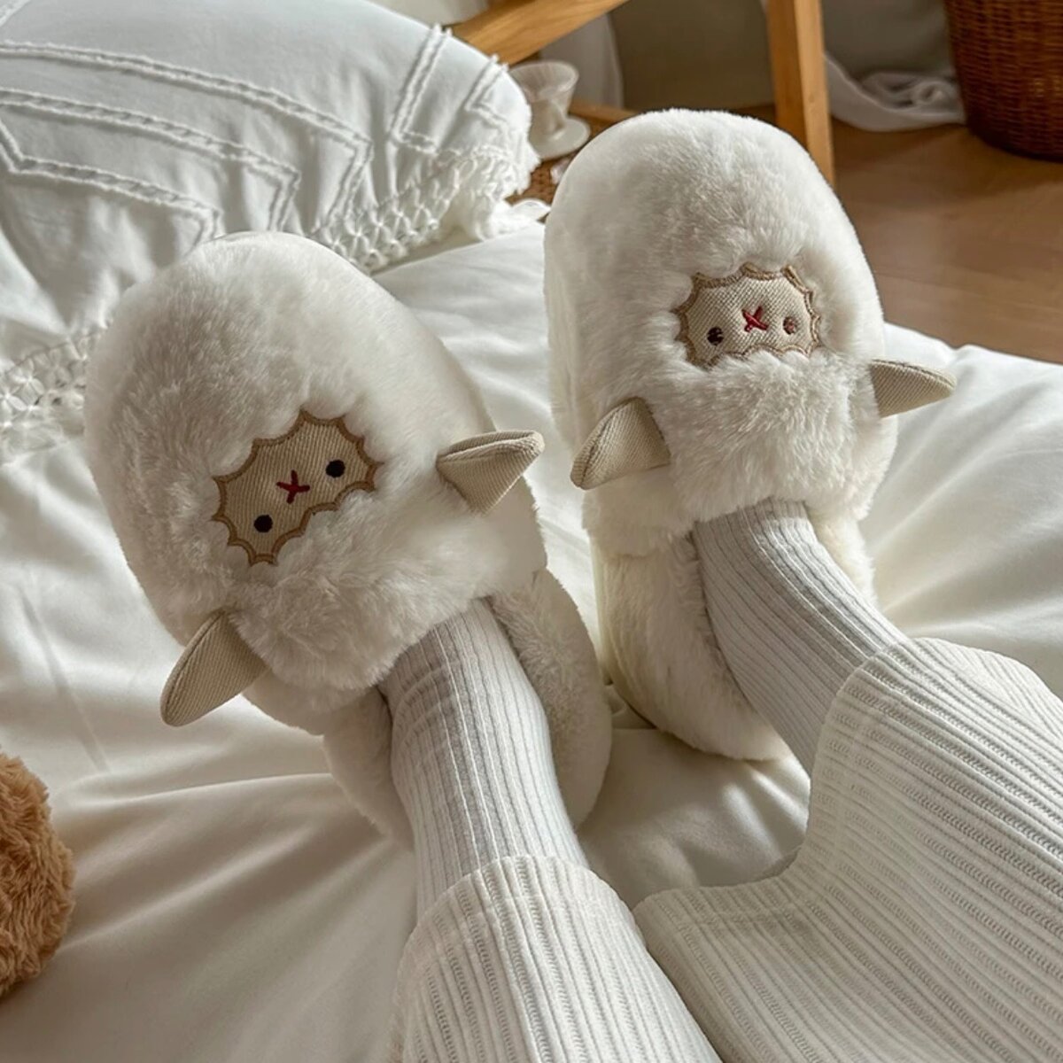 Домашяя тапочка «Овечка». Мягкая,пушистая и очень теплая.)