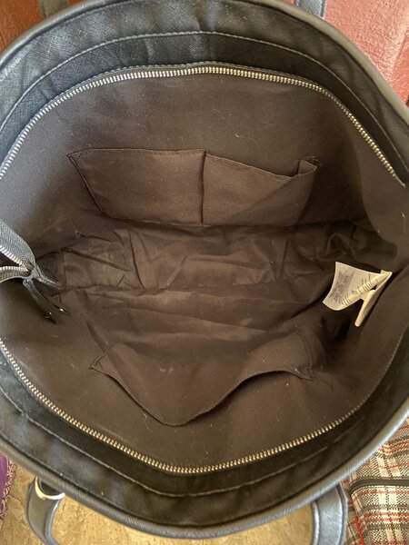 Spacious tote bag with zip & inner compartments