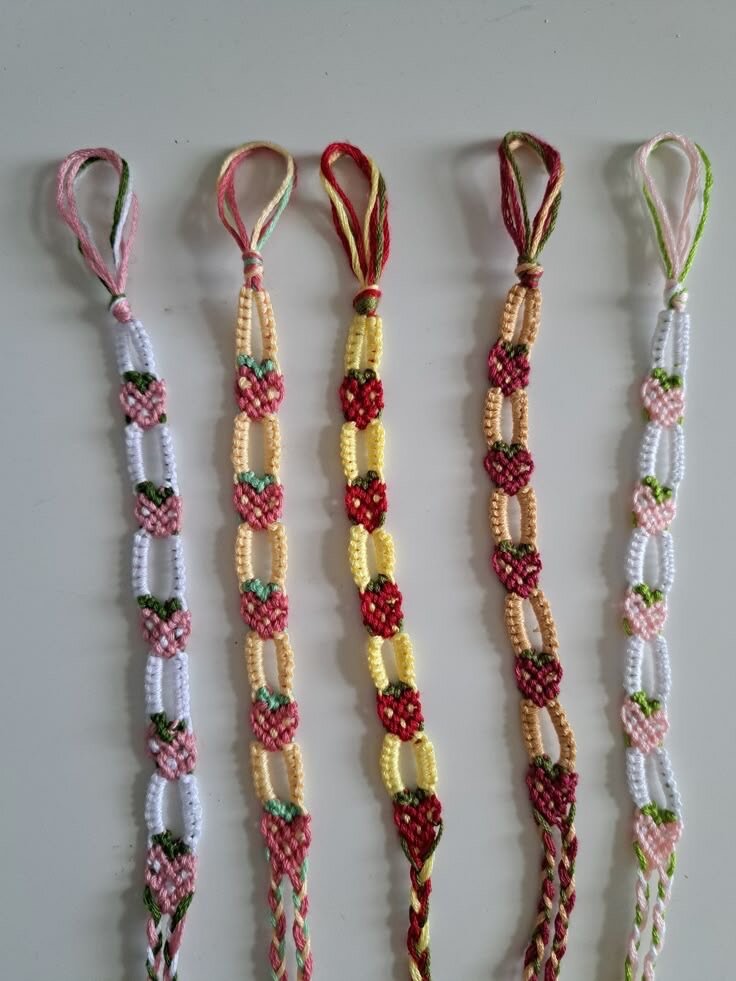 Bracelets en macramé colorés