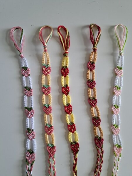 Bracelets en macramé colorés