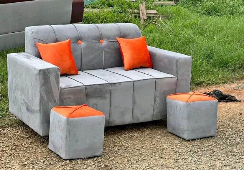 Canapé moderne avec poufs