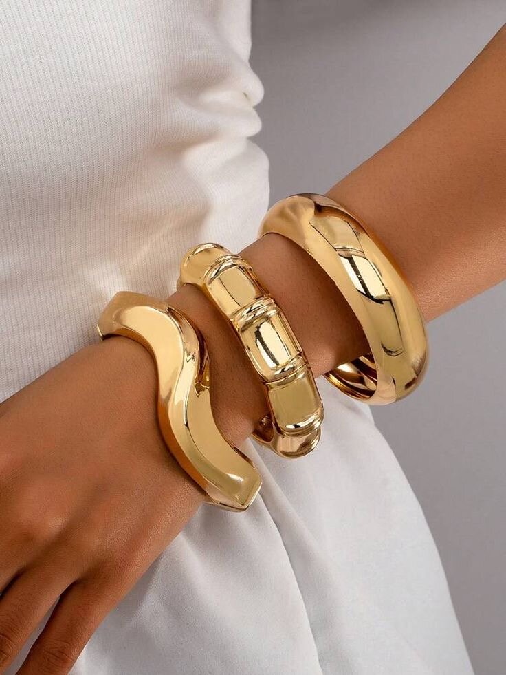 Bracelets dorés larges modernes