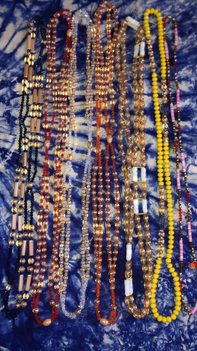 Colliers en perles colorés