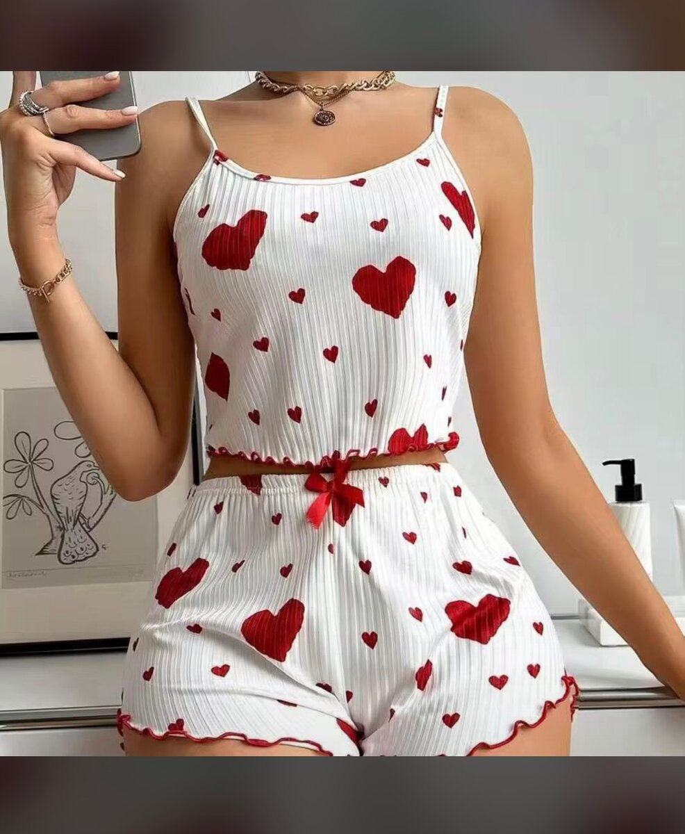 Tenue de nuit à bretelles cœur