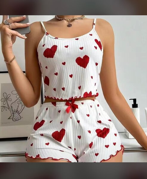 Tenue de nuit à bretelles cœur