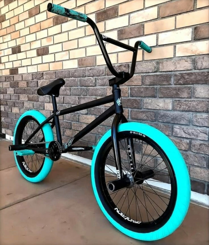 Vélo BMX avec pneus lumineux