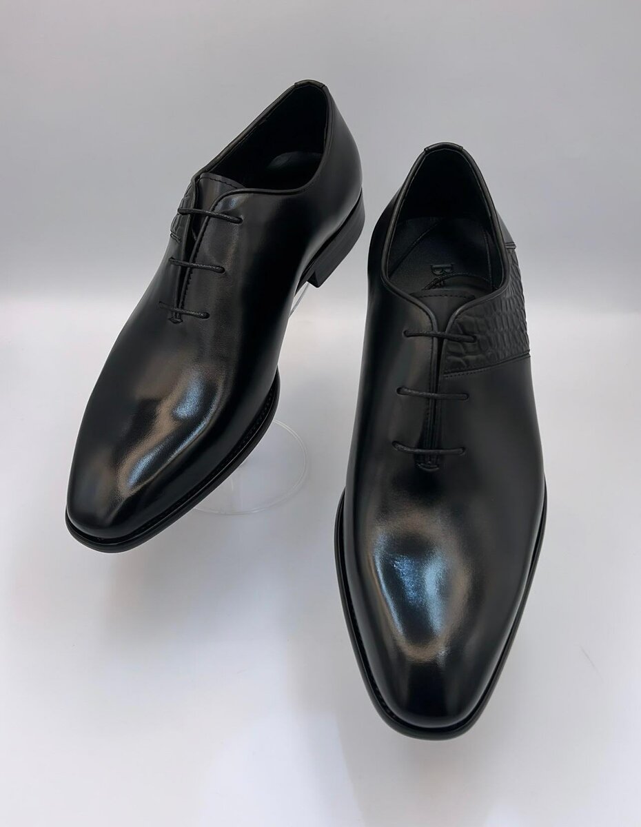 Solid executive shoes