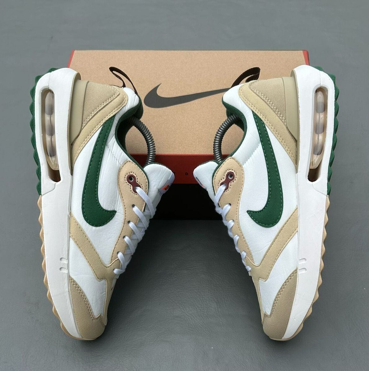 Baskets Air Max Vertes et Beiges