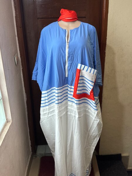 Robe ample bleue et blanche