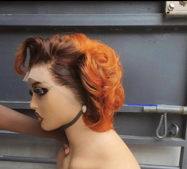 Perruque bouclée en dentelle