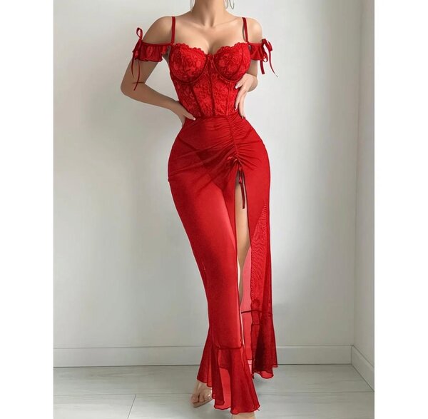 Robe rouge élégante avec dentelle et fente