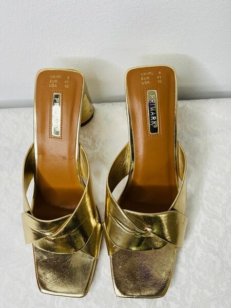 Sandales dorées à talons carrés