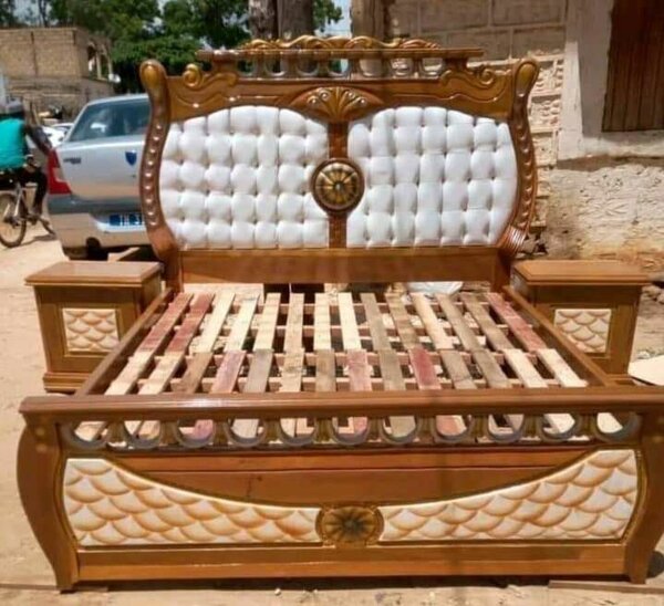 Lit double en bois sculpté