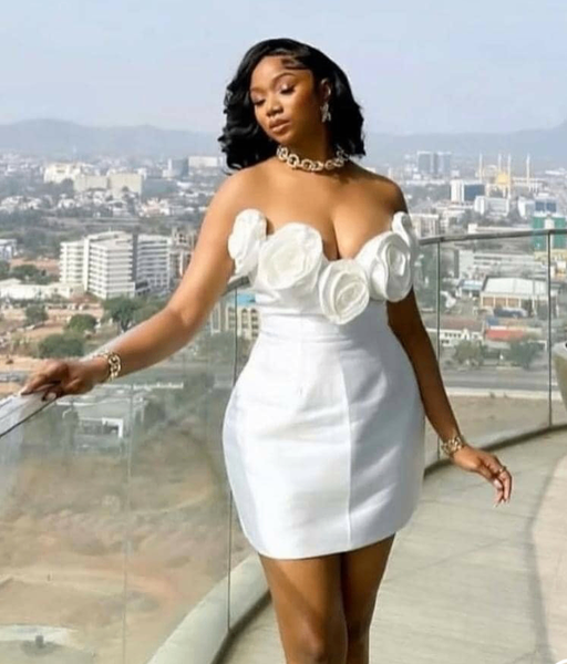 Robe Blanche Élégante Fleurie