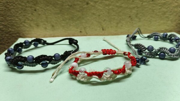 Bracelets en macramé colorés