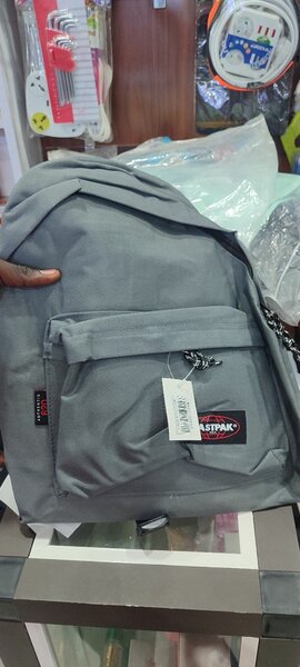Sac à dos Eastpak gris