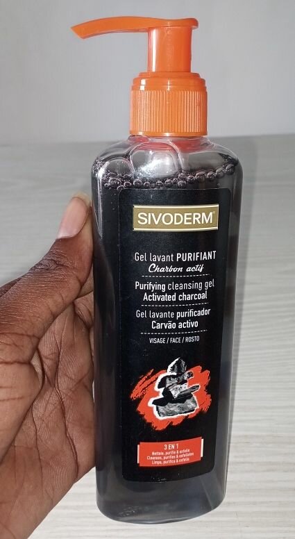 Savon gommant au charbon actif